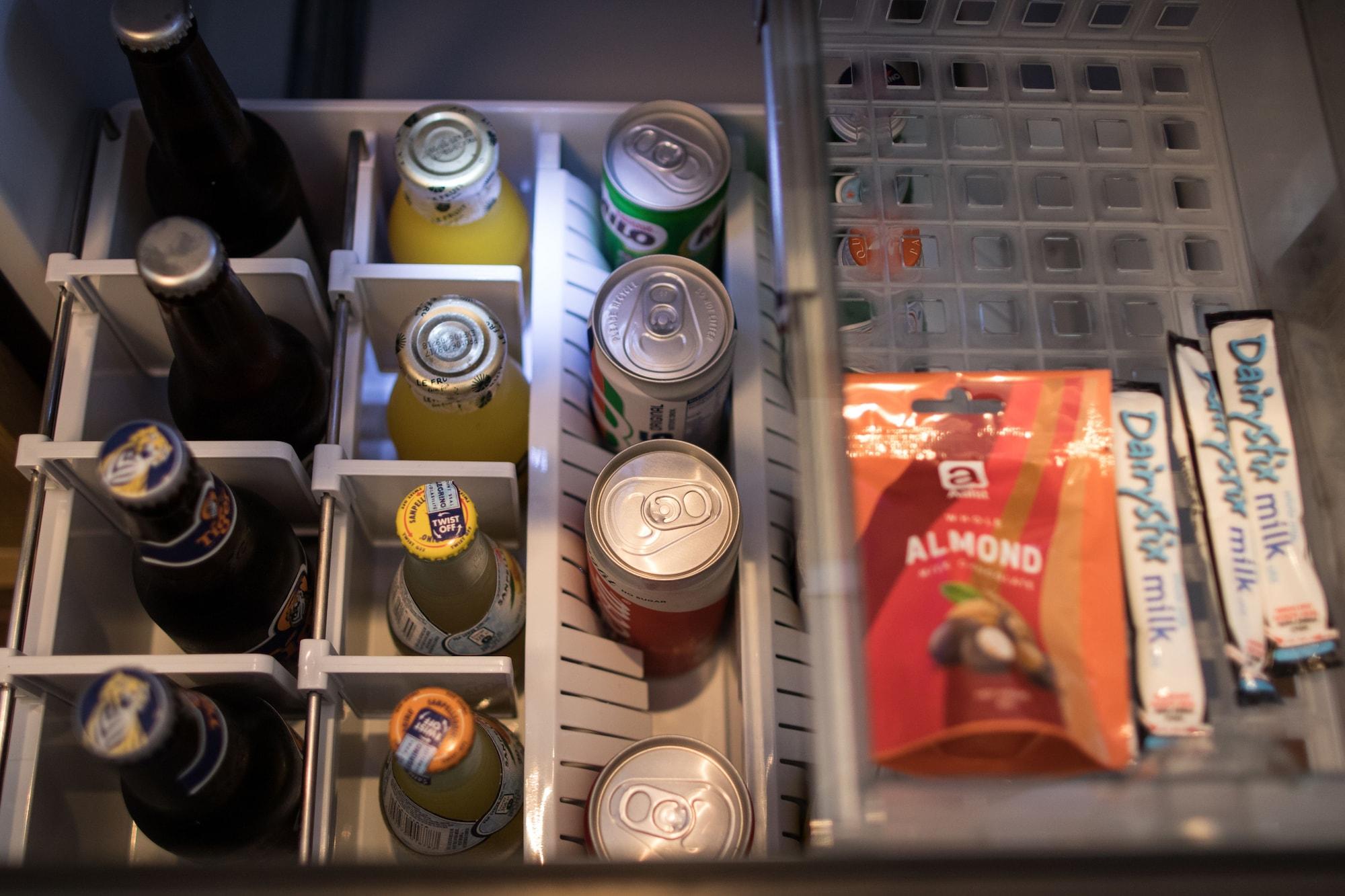Andaz Singapore, By Hyatt المظهر الخارجي الصورة A typical inflight snack and beverage selection
