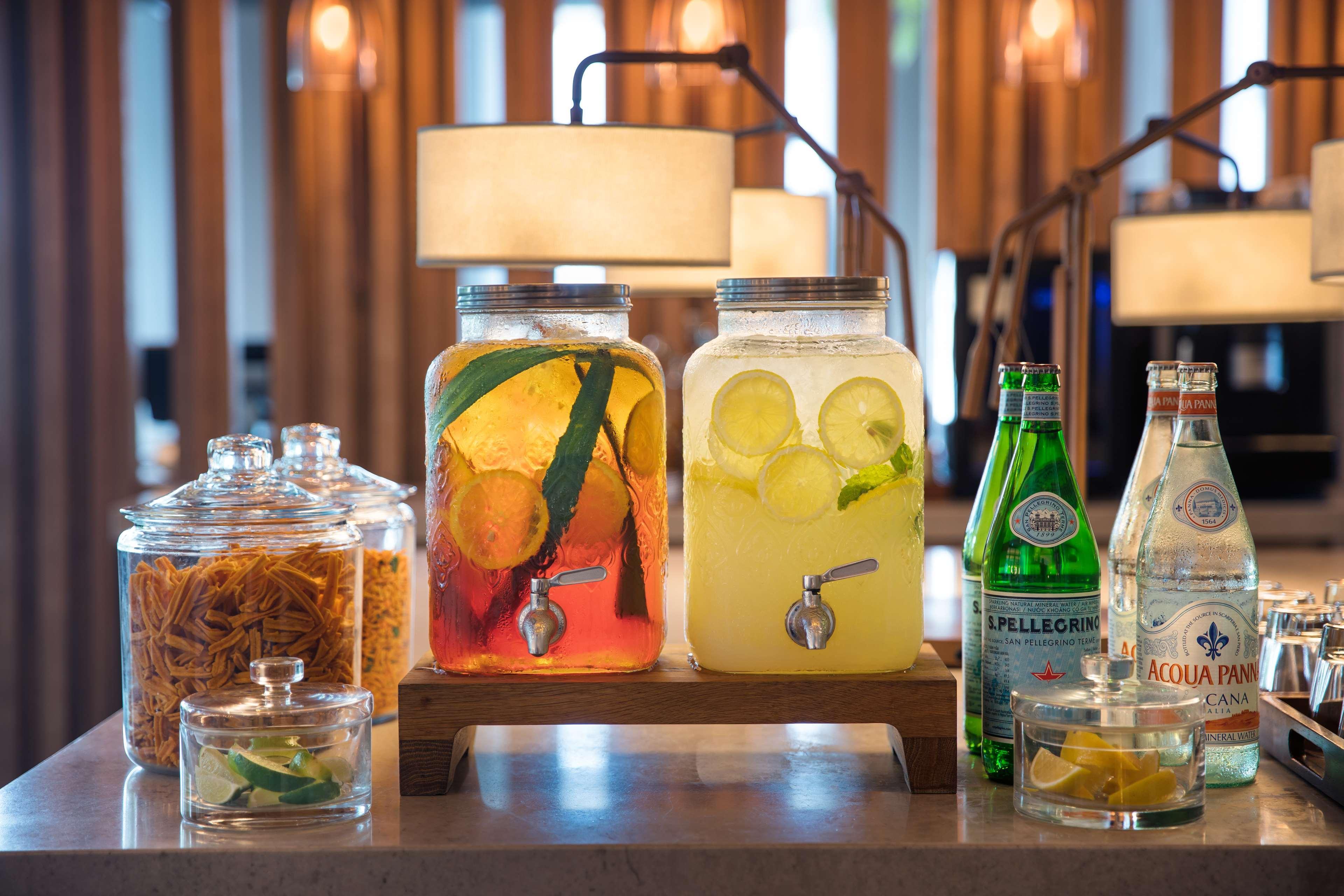 Andaz Singapore, By Hyatt المظهر الخارجي الصورة Infused water at a hotel