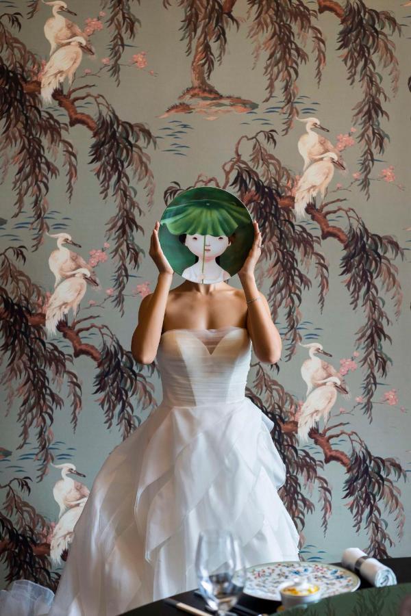 Andaz Singapore, By Hyatt المظهر الخارجي الصورة A model wearing a dress by the designer