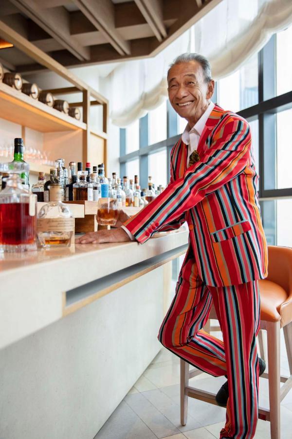Andaz Singapore, By Hyatt المظهر الخارجي الصورة A bartender at work