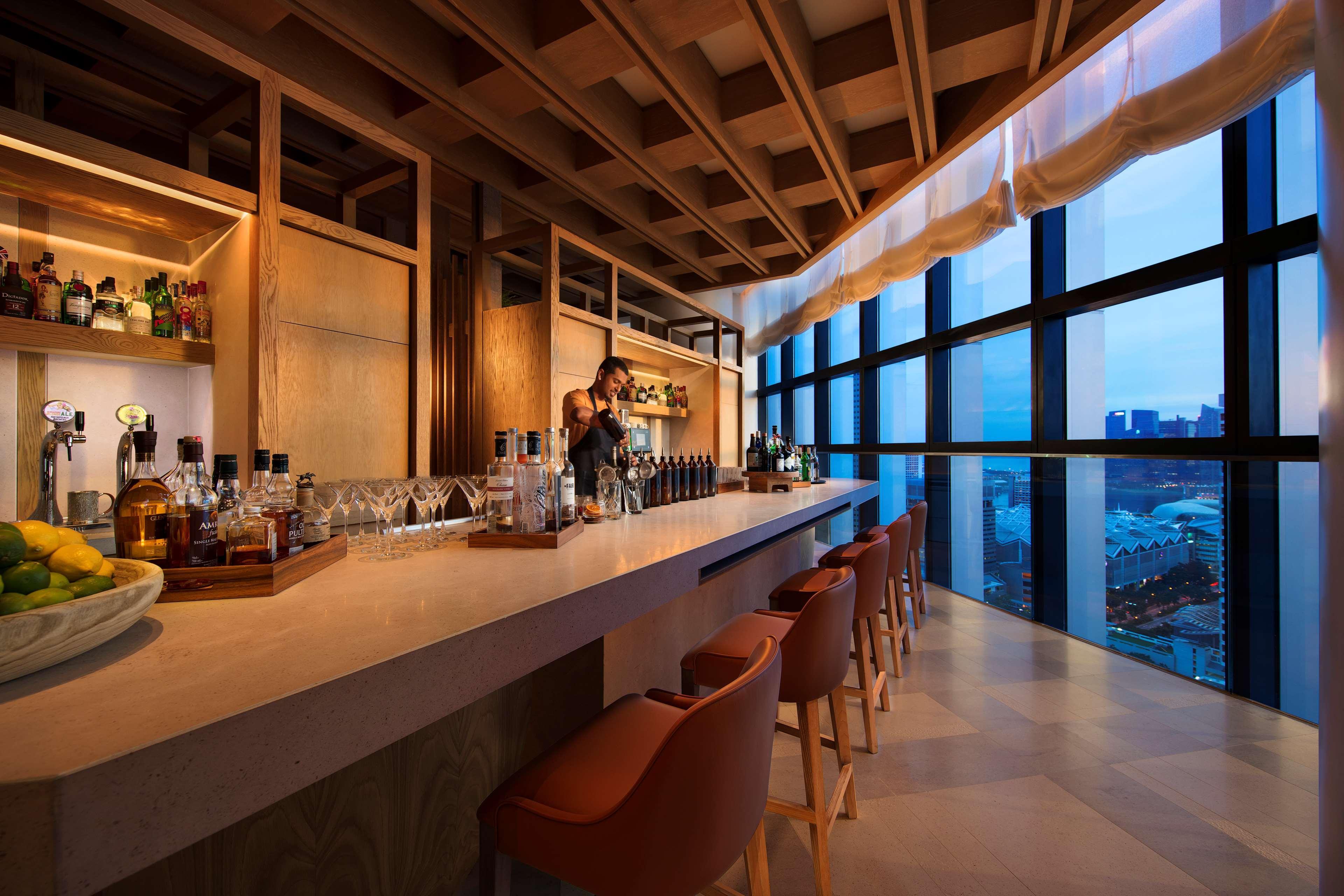 Andaz Singapore, By Hyatt المظهر الخارجي الصورة The bar at the 360° Sky Lounge